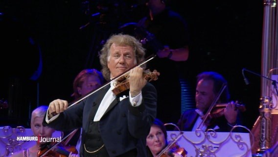 André Rieu spielt Geige bei einem Konzert in Hamburg. © Screenshot 