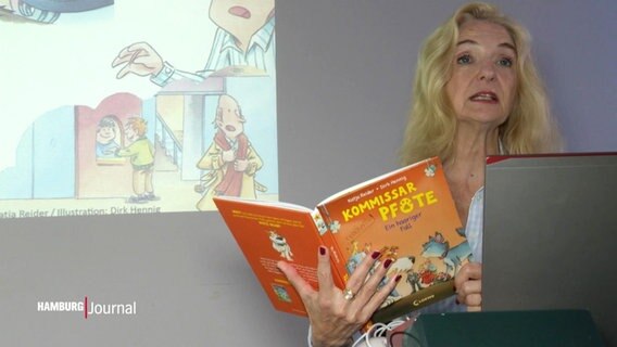 Autorin Katja Reider liest aus ihrem Buch "Kommissar Pfote" vor. © Screenshot 
