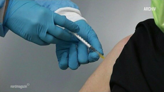 Eine Dame bekommt eine Astra Zeneca Impfung. © Screenshot 
