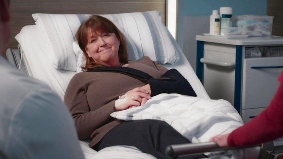 Patientin Carola Kronberg (Ingrit Dohse) liegt im Bett. © Screenshot 