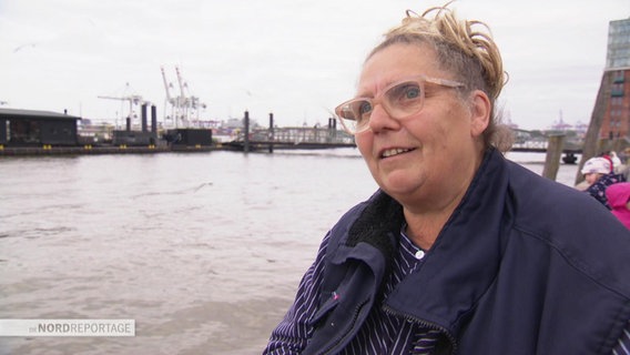 Helga steht an der Elbe im Hamburger Hafen. © Screenshot 