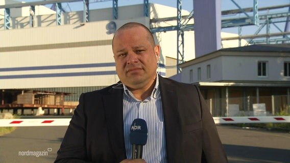 NDR Reporter Stefan Wolf von den MV-Werften. © Screenshot 