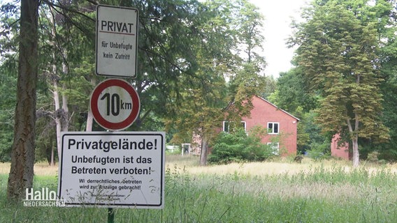 Ein Verkehrsschild vor einem Privatgelände. © Screenshot 