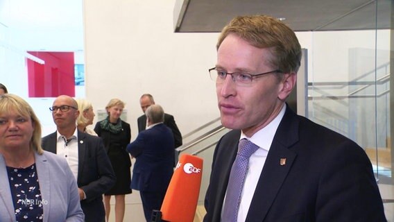 Der Ministerpräsident Daniel Günther spricht in ein Mikrofon. © Screenshot 