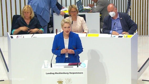 Mecklenburg-Vorpommerns Ministerpräsidentin Manuela Schwesig bei einer Rede im Landtag © Screenshot 