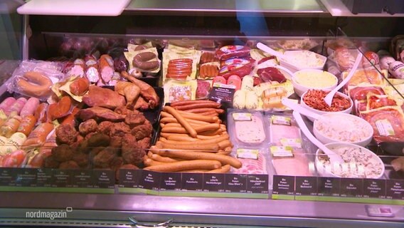 Blick auf eine reichlich bestückte Fleischtheke eines Supermarkts © Screenshot 