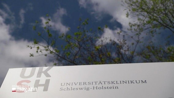Auf einem Schild steht Universitätsklinikum Schleswig-Holstein. © Screenshot 