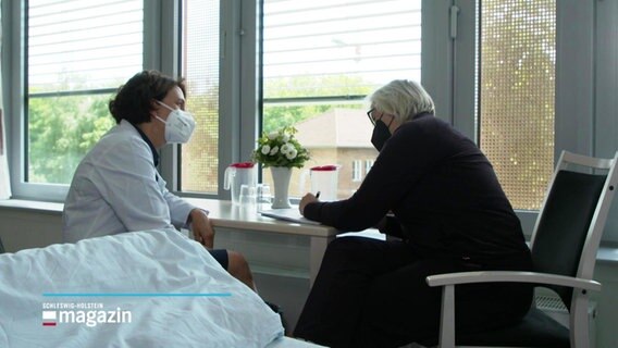 Eine Ärztin und eine Patientin im Gespräch. © Screenshot 