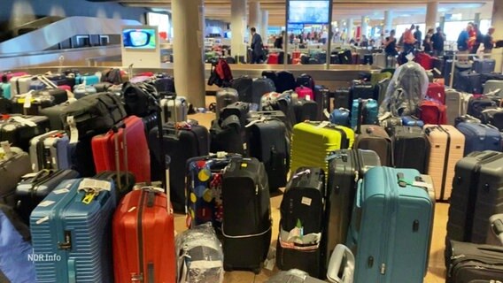Koffer und Reisetaschen an einem Flughafen. © Screenshot 