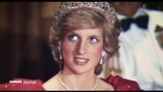 "Princess Diana" blickt bei einer öffentlichen Veranstaltung verschmitzt zur Seite. © Screenshot 