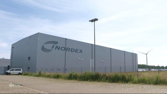 Blick auf eine größere Industriehalle mit dem Schriftzug "Nordex" © Screenshot 