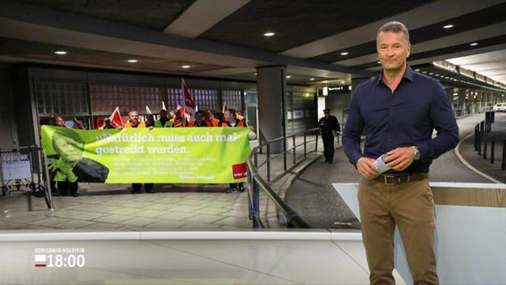 Moderator Gerrit Derkowski moderiert im Schleswig Holstein Magazin einen Beitrag zu den Streiks an deutschen Flughäfen. © Screenshot 