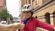Ein jüngeres Mädchen sitzt auf ihrem Fahrrad und wird interviewt. © Screenshot 