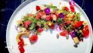Matjes-Salat mit Mangold und Melonen-Dressing © Screenshot 