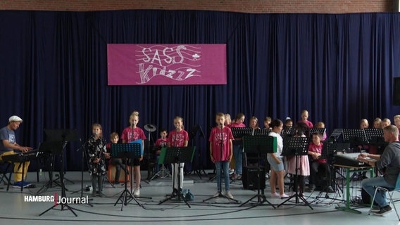 Die Grundschulband "Sass Kidzzz" performt ihr Abschlusskonzert. © Screenshot 