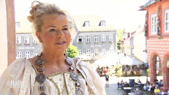 Die Oberbürgermeisterin von Goslar im Interview. Sie trägt eine traditionelle Tracht. © Screenshot 