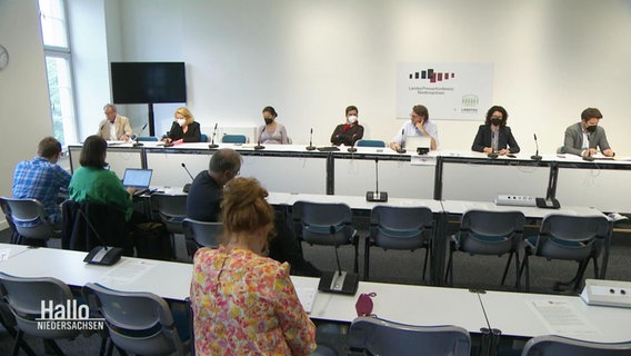 Bei einer Pressekonferenz zum Gutachten über die Notwendigkeit eines Atommüllendlagers sitzen mehrere Vertretende aus Behörden und Sachverständigen gegenüber von Journalisten. © Screenshot 