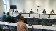 Bei einer Pressekonferenz zum Gutachten über die Notwendigkeit eines Atommüllendlagers sitzen mehrere Vertretende aus Behörden und Sachverständigen gegenüber von Journalisten. © Screenshot 