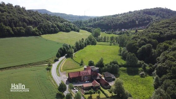 Blick aus der Vogelperspektive auf die idyllisch, in der grünen Natur gelegene Teichmühle in Winzenburg. © Screenshot 