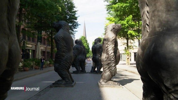 Riesige Affen-Skulpturen stehen auf einer Verkehrsinseln in der Mönckebergstraße. © Screenshot 