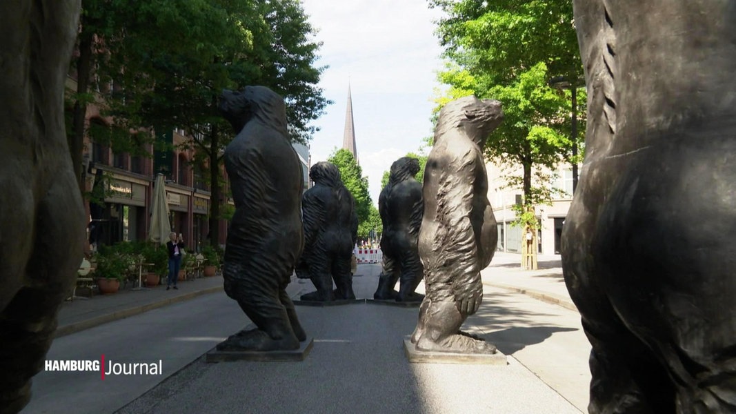 Riesige Affen-Skulpturen stehen auf einer Verkehrsinseln in der Mönckebergstraße.