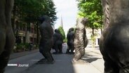 Riesige Affen-Skulpturen stehen auf einer Verkehrsinseln in der Mönckebergstraße. © Screenshot 