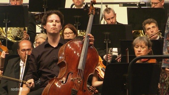 Cellist Daniel Müller-Schott spielt enthusiastisch mit dem BBC Orchestra. © Screenshot 