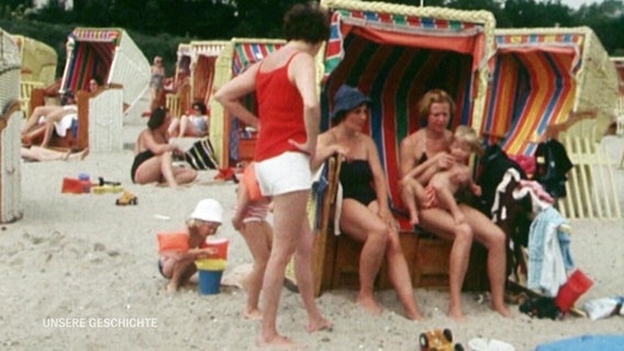 Alte Aufnahme von Erwachsenen und Kindern in Strandkörben © Screenshot 