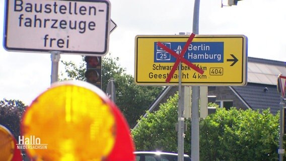 Straßenschilder die auf Umleitung verweisen. © Screenshot 