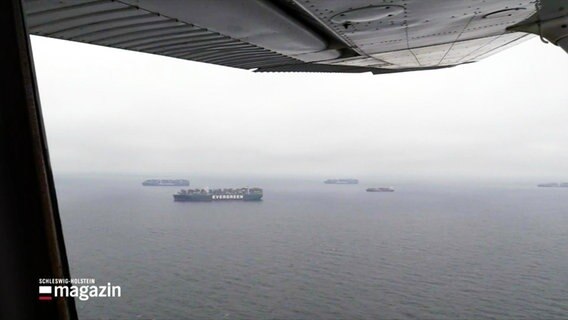 Fünf Containerschiffe im Meer. © Screenshot 