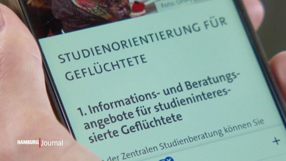 Nahaufnahme eines Smartphones, auf dem die Internetseite der Studienorientierung für Geflüchtete der Uni Hamburgs aufgerufen ist. © Screenshot 