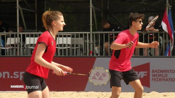 Zwei Badminton-Sportler_innen der AirBadminton auf dem Heiligengeistfeld. © Screenshot 