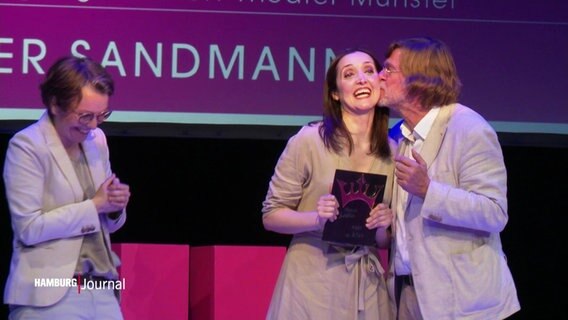 Die Gewinnerin des Monika Bleibtreu Preises bekommt einen Wangenkuss. © Screenshot 