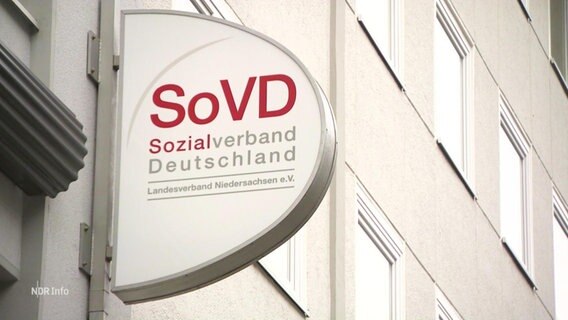 Ein Schild mit der Aufschrift: Sozialverband Deutschland. © Screenshot 