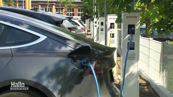 Ein E-Auto an einer Ladestation. © Screenshot 