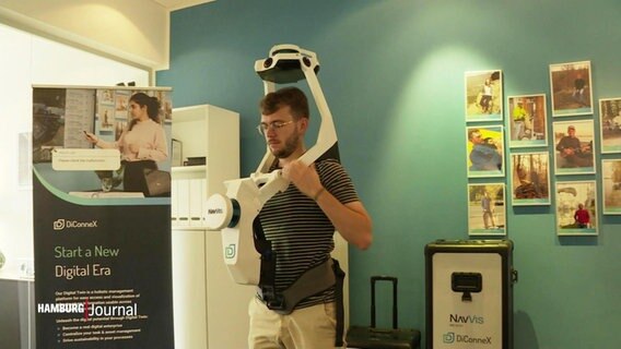 Ein Mann mit einer 360-Grad-Kamera. © Screenshot 