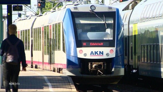 Ein Zug der AKN steht an einem Gleis. © Screenshot 