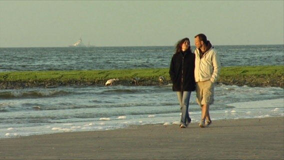 Britta Gaiser und Thomas Steeg am Strand von Baltrum. © Screenshot 