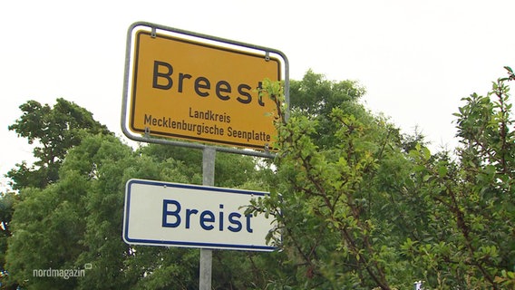 Ortsschild des Dorfes Breest mit dem darunter angebrachten Zusatzschild auf Plattdeutsch: Breist. © Screenshot 