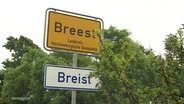 Ortsschild des Dorfes Breest mit dem darunter angebrachten Zusatzschild auf Plattdeutsch: Breist. © Screenshot 