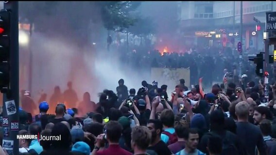 Chaotische Szenen auf Hamburgs Straßen während des G20-Gipfels vor 5 Jahren. Demonstranten, Polizei und Randalierer im Schanzenviertel. © Screenshot 