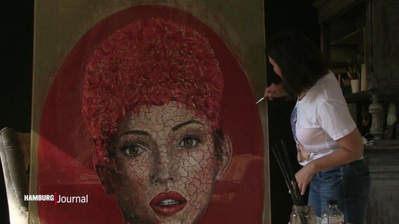 Malerin Katja nordmeyer bei der Arbeit vor einem ihrer Werke. © Screenshot 