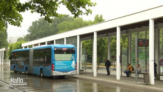 Ein Linienbus an einer Haltestelle. © Screenshot 