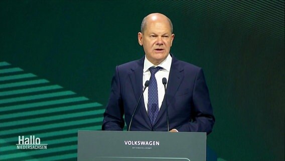 Bundeskanzler Scholz an einem Rednerpult bei VW in Salzgitter. © Screenshot 