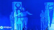 Ein blaues Bühnenbild beim Musical "Friedrichstadt" © Screenshot 