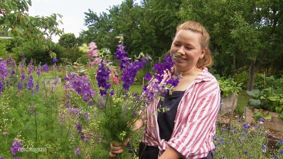 Leonie Korbach mit Blumen aus ihrer Gärtnerei. © Screenshot 