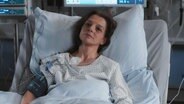 Eine Frau liegt im Bett eines Krankenhauses. © Screenshot 