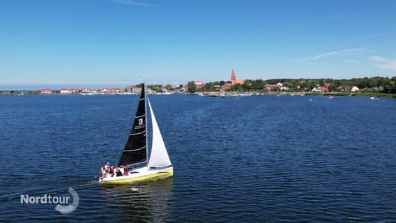 Ein Segelboot auf dem Meer bei Rerik in Mecklenburg-Vorpommern. © Screenshot 