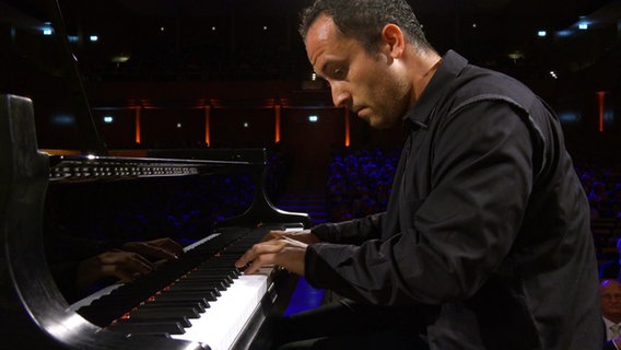 Igor Levit spielt Klavier zum Eröffnungskonzert des Schleswig-Holstein Musikfestivals 2022. © Screenshot 