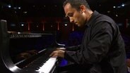 Igor Levit spielt Klavier zum Eröffnungskonzert des Schleswig-Holstein Musikfestivals 2022. © Screenshot 